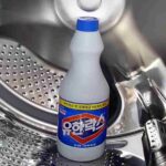 세탁기 락스 청소 시 유한락스 정량을 세탁조 청소를 위해 직접 넣는 주부 노하우입니다. 세제통 대신 여기에 넣어야 냄새와 곰팡이를 초간단으로 제거합니다.