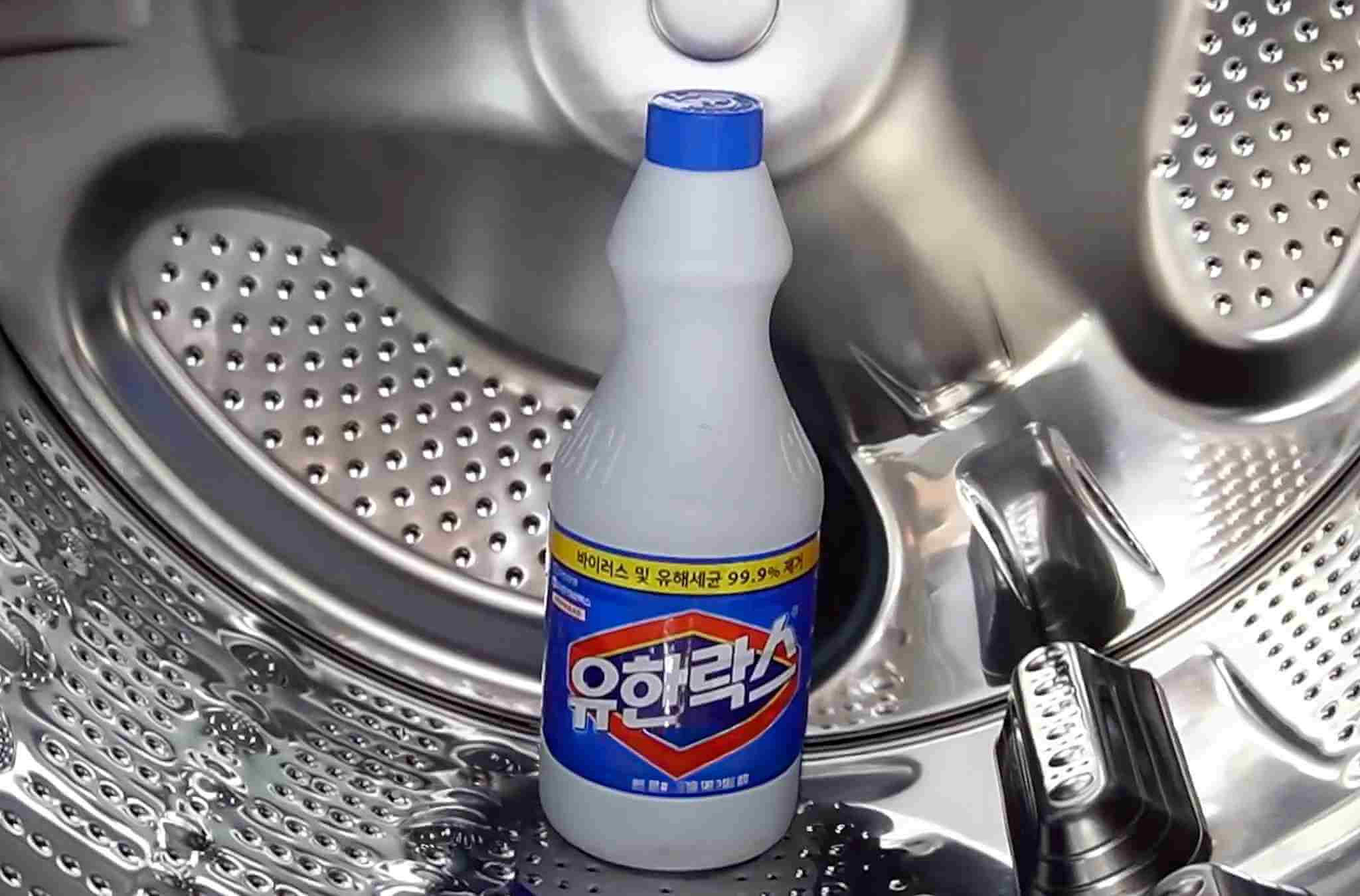 세탁기 락스 청소 시 유한락스 정량을 세탁조 청소를 위해 직접 넣는 주부 노하우입니다. 세제통 대신 여기에 넣어야 냄새와 곰팡이를 초간단으로 제거합니다.