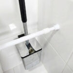 화장실 정리 노하우, 다이소 미니 압축봉 하나로 1분 만에 곰팡이와 물때 해결하는 법